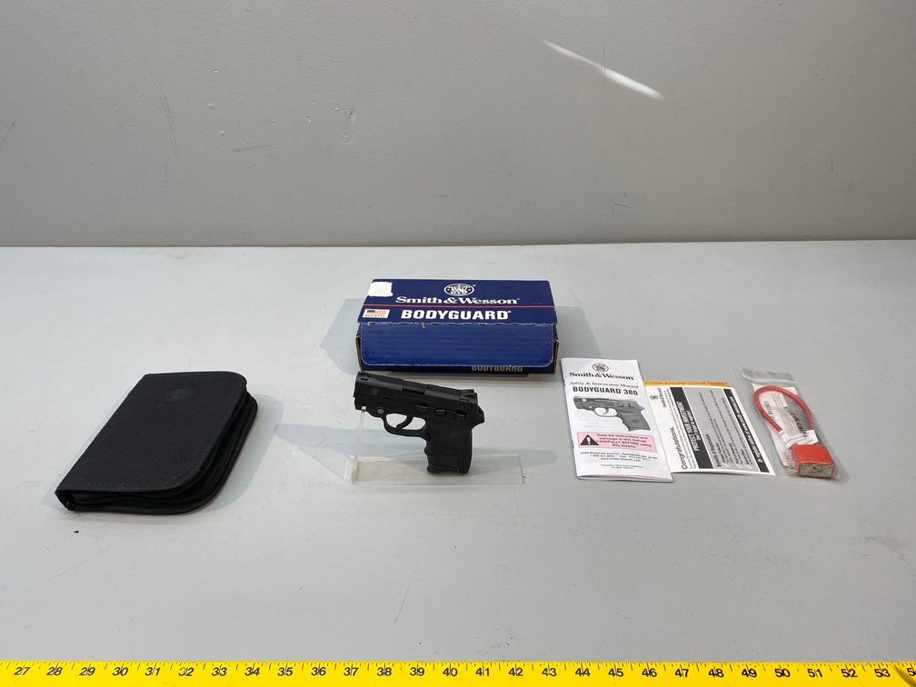 (I-468) SMITH & WESSON BODYGUARD .380 AUTO WITH INSIGHT LASER, 6 RD MAG, SN:EAR6410