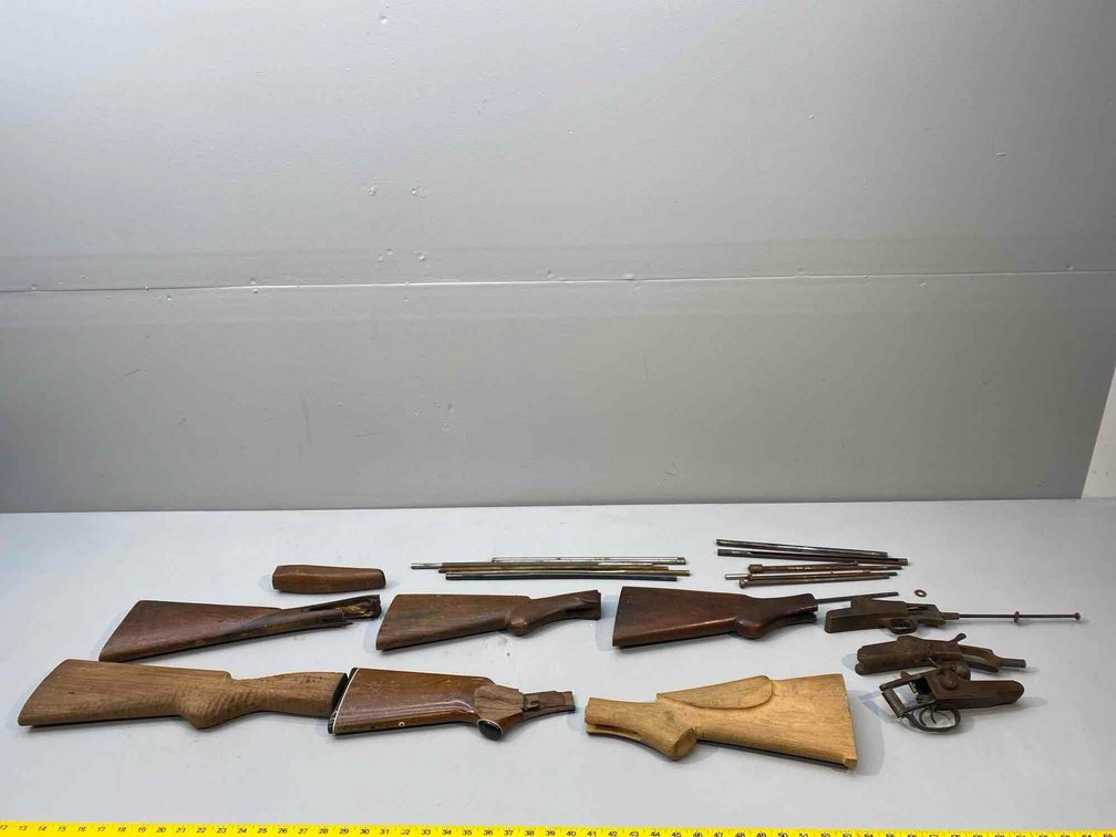 (I-1329) BOX OF SHOTGUN/RIFLE STOCKS AND OTHER MISC PARTS