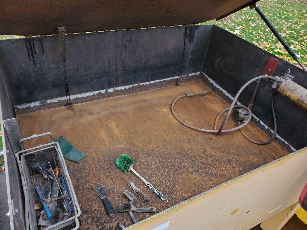 (I-4) (LOCATED IN MORRIS, MN) ​​​​​​​SAFETY CLEAN WASH TANK, WITH PUMP AND LIGHT (FOR MORE INFO AND 