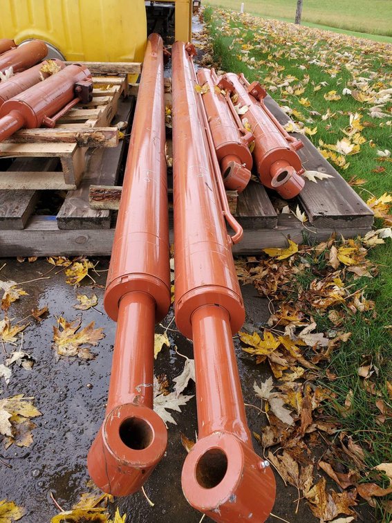 (I-6) (LOCATED IN MORRIS, MN) [2] HYDRAULIC CYLINDERS, 101" STROKE (FOR MORE INFO AND LOCATION CALL 
