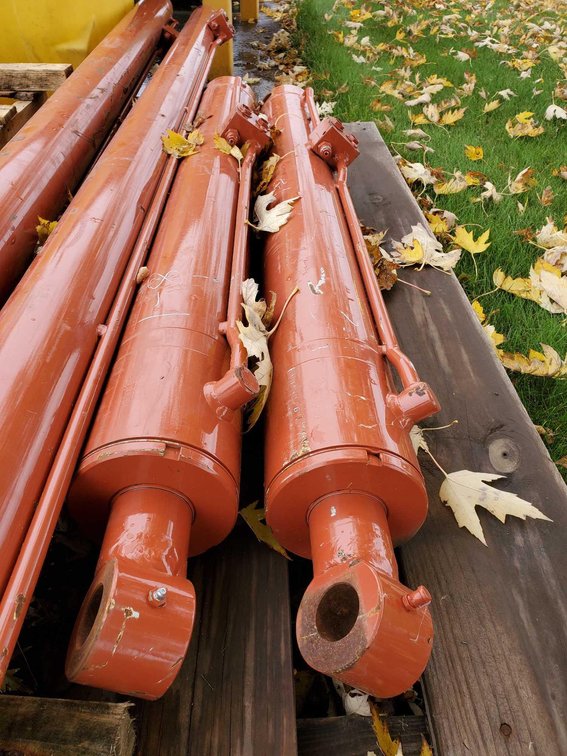 (I-8) (LOCATED IN MORRIS, MN) [2] HYDRAULIC CYLINDERS, 40" STROKE, 140 MM BORE, 65 MM ROD DIA, LOAD 