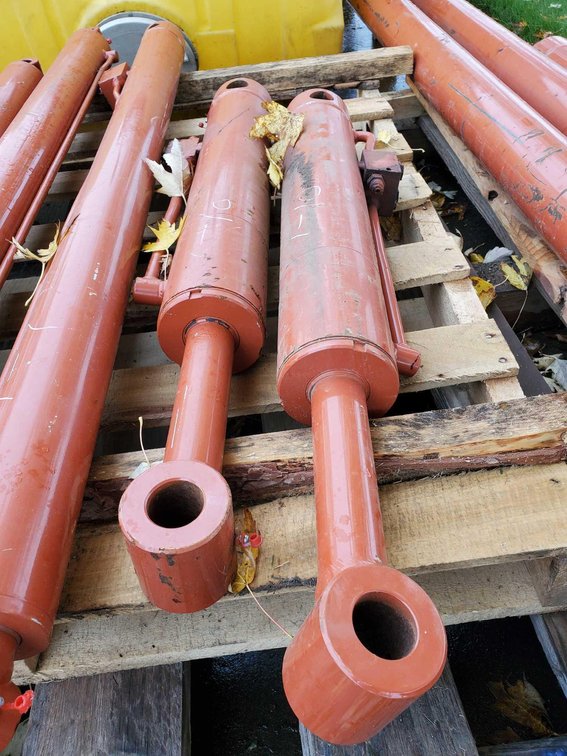 (I-10) (LOCATED IN MORRIS, MN) [2] HYDRAULIC CYLINDERS, 20" STROKE, 115 MM BORE, 60 MM ROD DIA, LOAD
