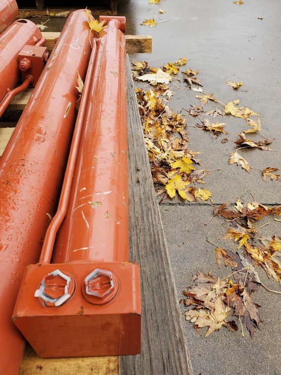 (I-11) (LOCATED IN MORRIS, MN) ​​​​​​​[1] HYDRAULIC CYLINDER, 24" STROKE, 80 MM BORE, 40 MM ROD DIA,