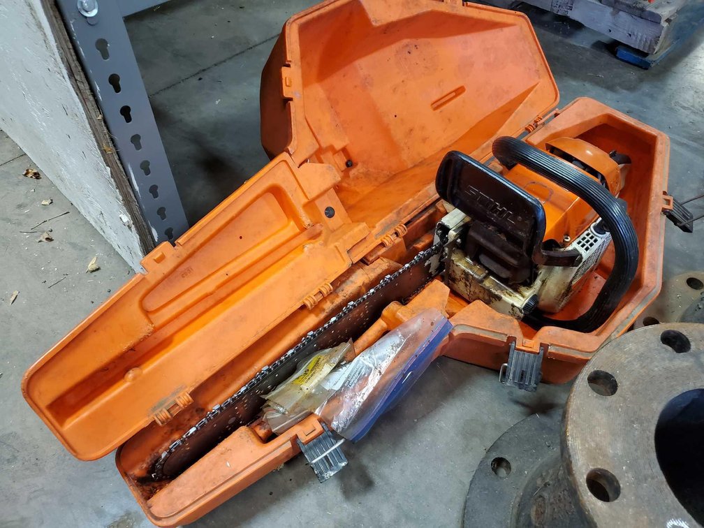 (I-15) (LOCATED IN MORRIS, MN) STIHL CHAINSAW, 16" W/2 CHAINS AND CARRY CASE, NEEDS WORK (FOR MORE I