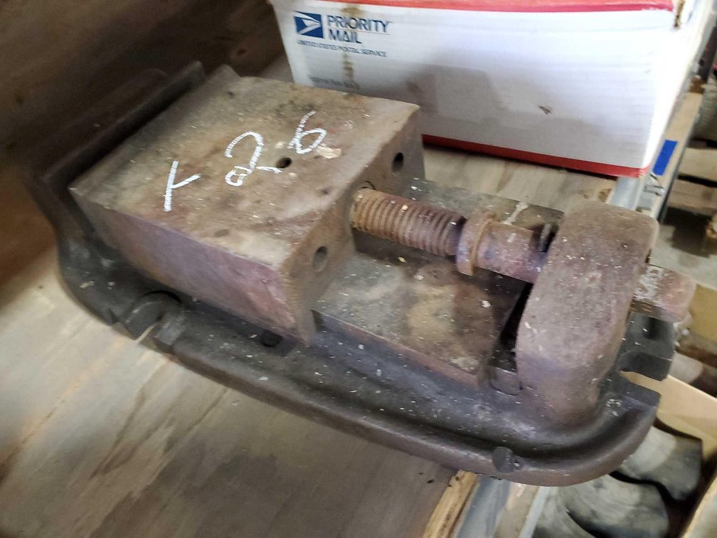 (I-26) (LOCATED IN MORRIS, MN) LARGE MILLING MACHINE VISE (FOR MORE INFO AND LOCATION CALL NEIL @ 61