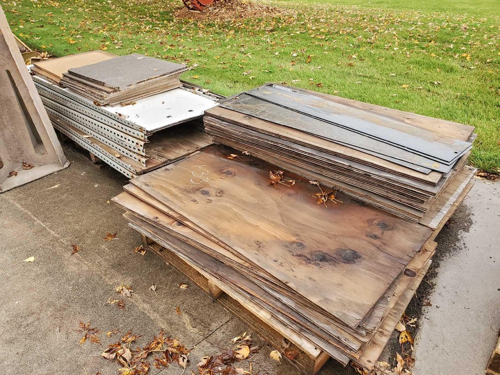 (I-33) (LOCATED IN MORRIS, MN) [4 SECTIONS OF RACKING W/LOAD ARMS AND PLYWOOD SHELVING (FOR MORE INF