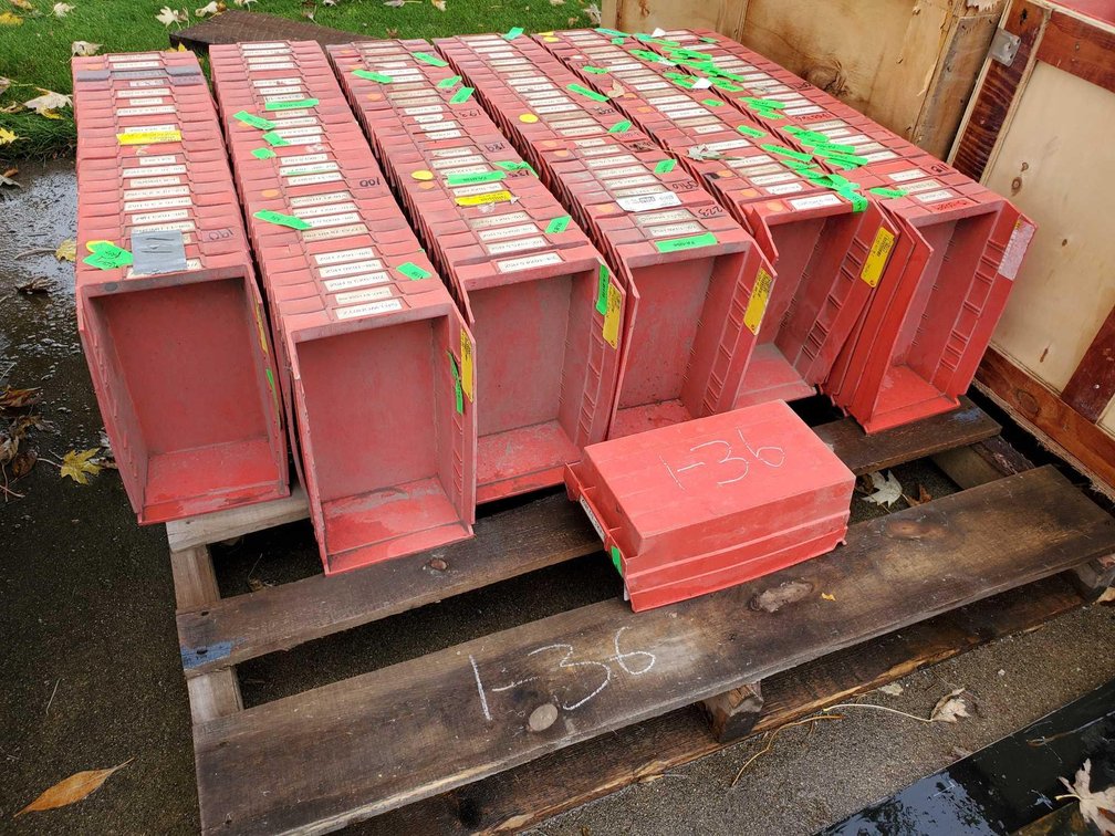 (I-36) (LOCATED IN MORRIS, MN) [160] PCS 12" X 12" X 4" PLASTIC BINS (FOR MORE INFO AND LOCATION CAL