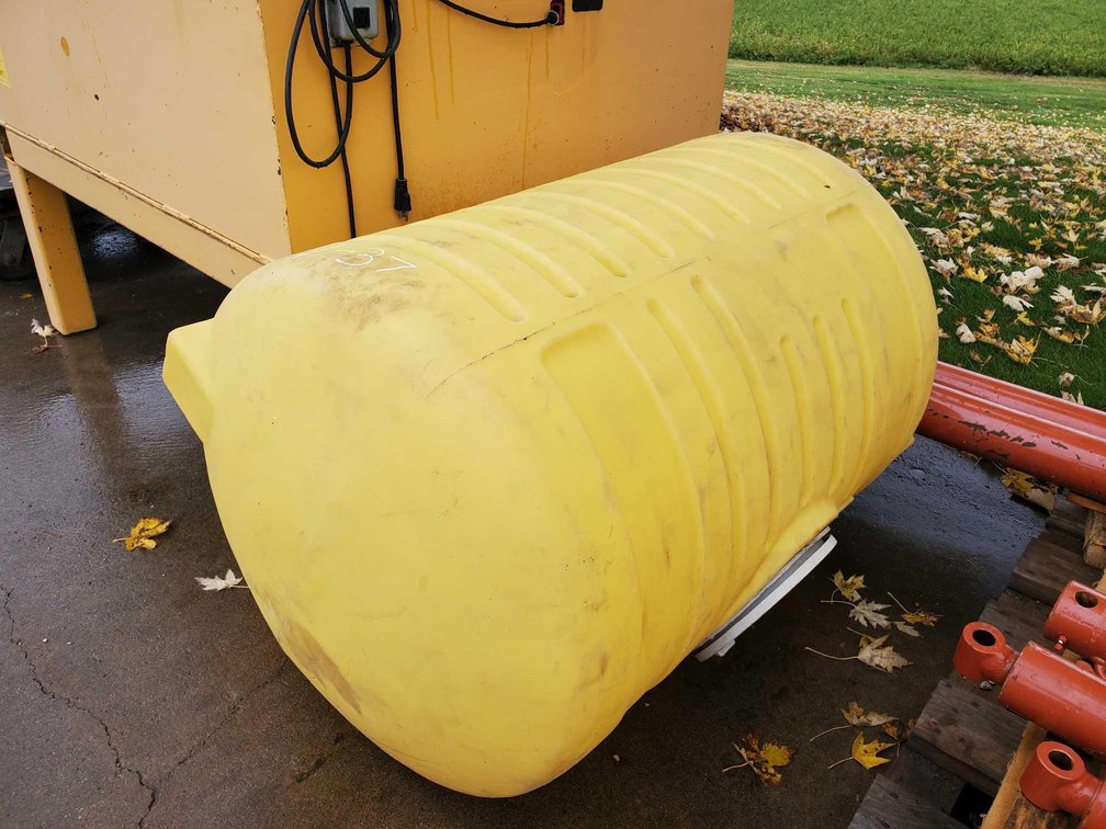 (I-37) (LOCATED IN MORRIS, MN) LARGE YELLOW WATER TANK, NEW NEVER USED  (FOR MORE INFO AND LOCATION 