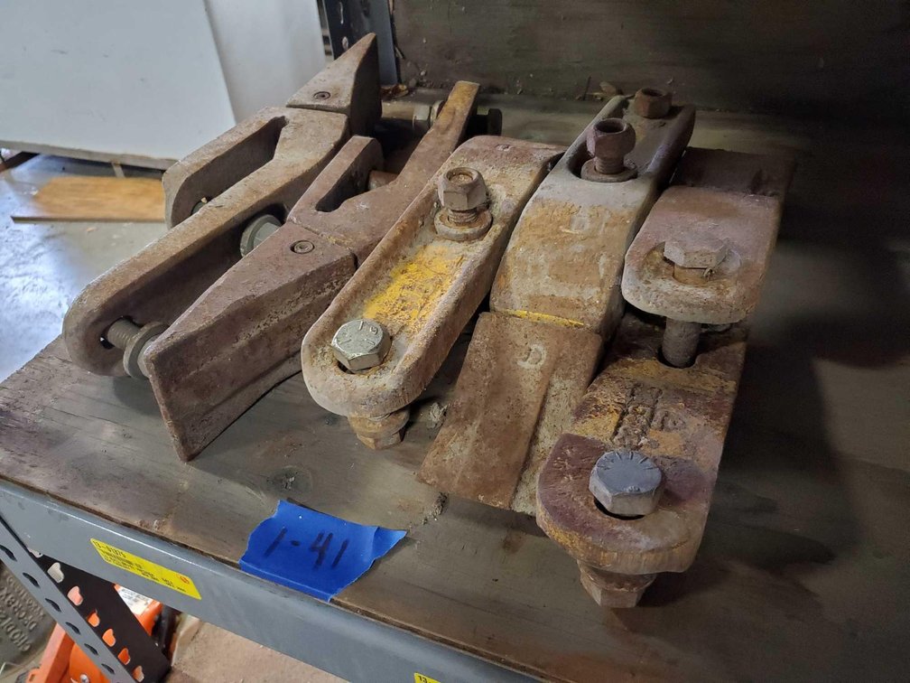 (I-41) (LOCATED IN MORRIS, MN) [5] PCS BUCKET TEETH OFF 644J JOHN DEERE LOADER BUCKET (FOR MORE INFO