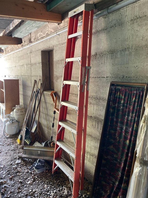 ORANGE 8' FIBERGLASS STEP LADDER