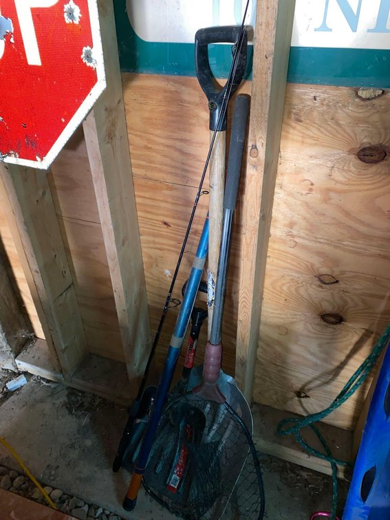 20 FT TELESCOPING ROD, NET, AND 2 SHOVELS