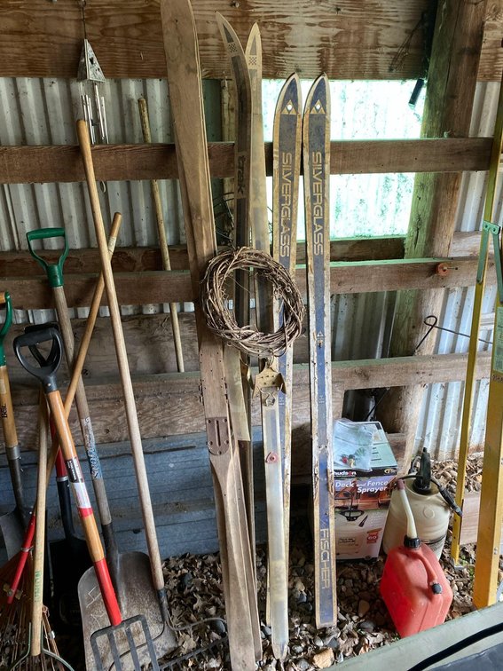 [3] SETS OF SKIS