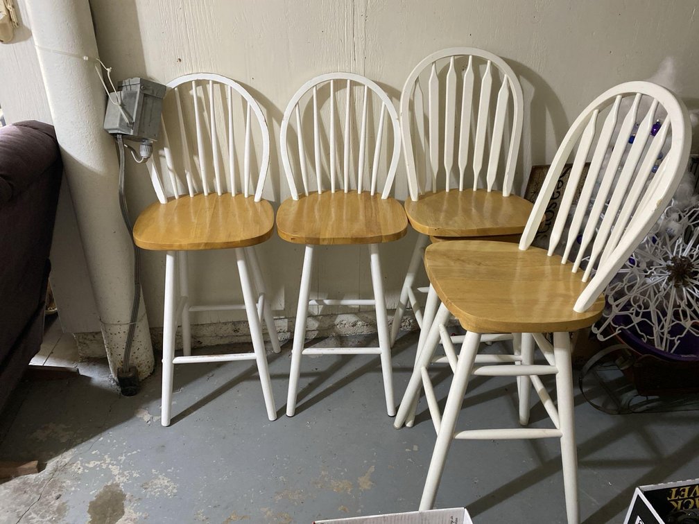 [4] WOODEN BAR CHAIRS/STOOLS