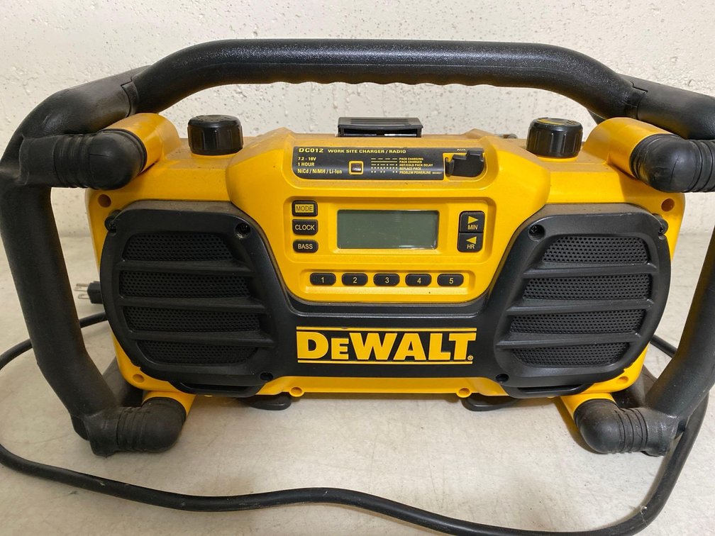 DEWALT DC012 WORK SITE RADIO/CHARGER
