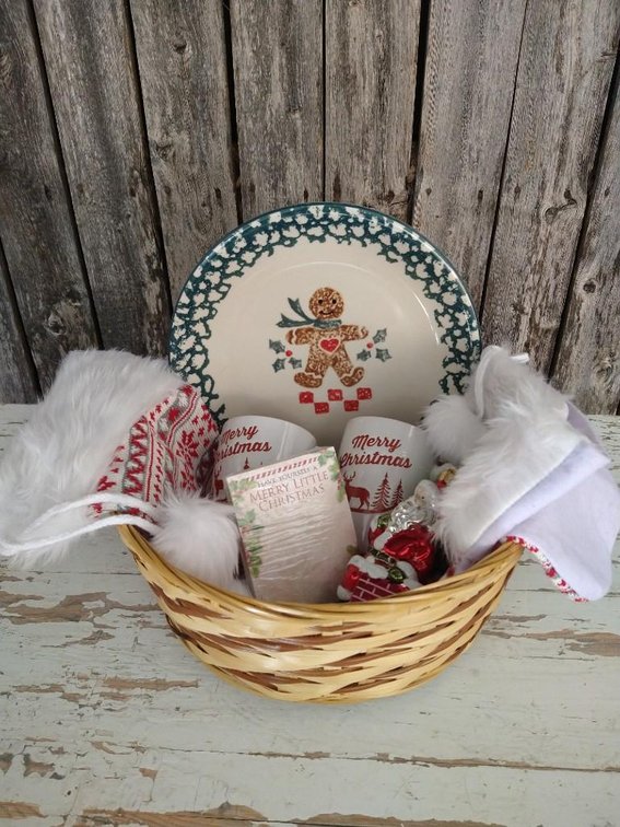 CHRISTMAS BASKET. INCLUDES A GINGERBREAD PLATE, 2 STOCKINGS, 2  MUGS, SANTA TREE ORNAMENT, AND A 