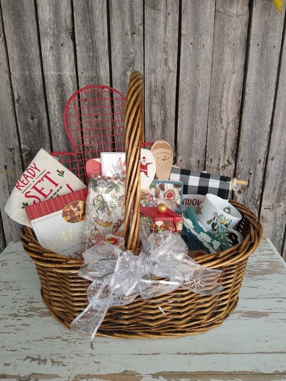 CHRISTMAS BAKER'S AND HOME DÉCOR SET. INCLUDES GINGERBREAD MAN COOLING RACK, HOLIDAY DISH TOWEL,