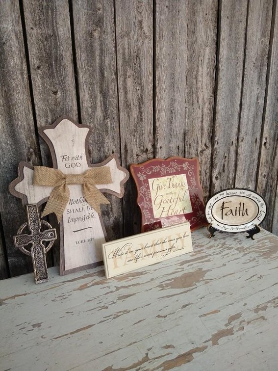FAITH AND FAMILY HOME DÉCOR. INCLUDES 3 ITEMS THAT CAN BE HUNG ON THE WALL, AND 2 THAT ARE SELF-