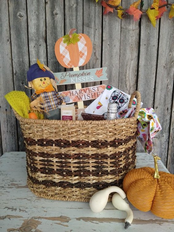 FALL HARVEST BASKET. INCLUDES A FALL YARD SIGN, SELF STANDING SCARECROW, 1 BOTTLE OF SPARKLING 