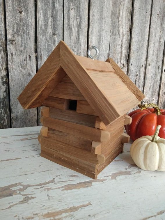 BIRD HOUSE. WOODEN BIRDHOUSE MADE BY HAND.