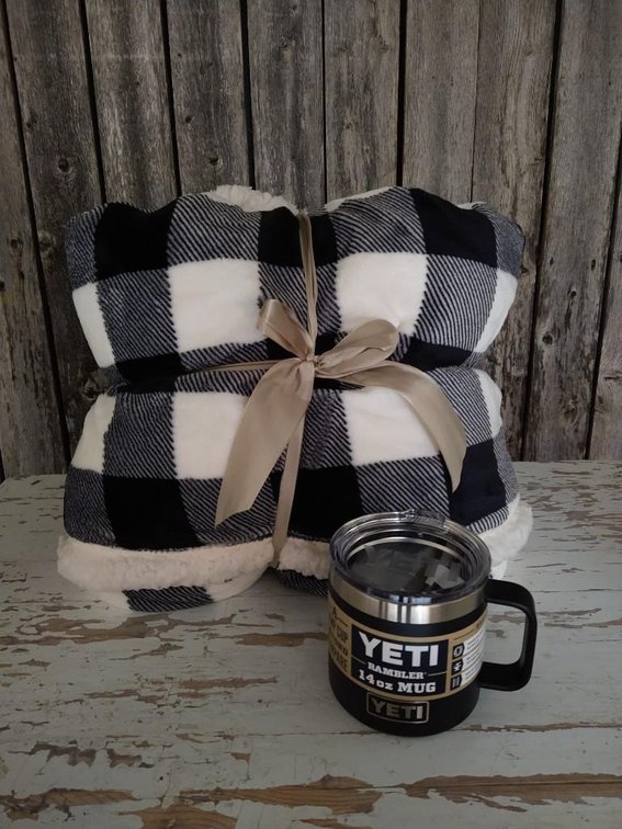FLEECE THROW BLANKET AND YETI CUP SET. BLACK AND WHITE PLAID FLEECE THROW BLANKET AND BLACK 14 OZ. Y