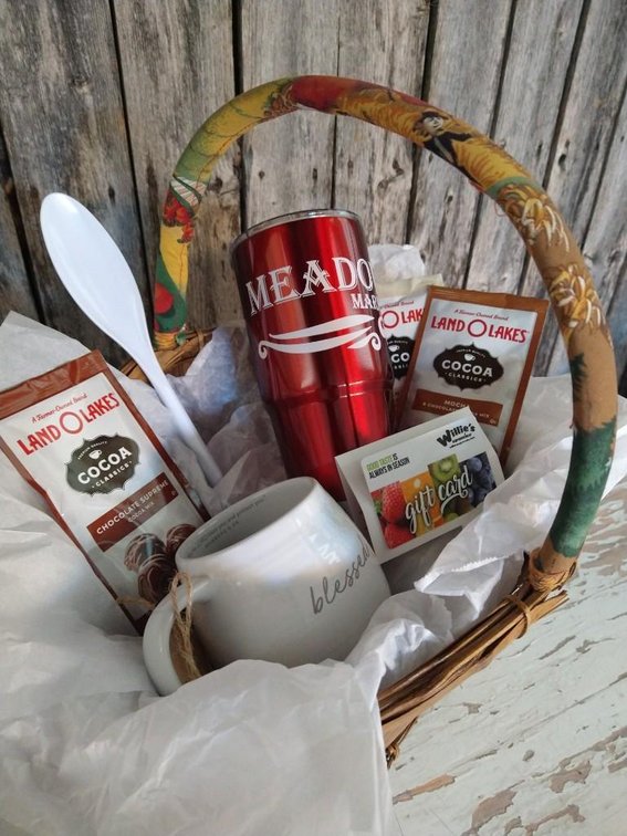 COCOA MIX BASKET AND WILLIE'S GIFT CARD SET. 3 DIFFERENT VARIETIES OF HOT COCOA, A MUG, A TRAVEL MU