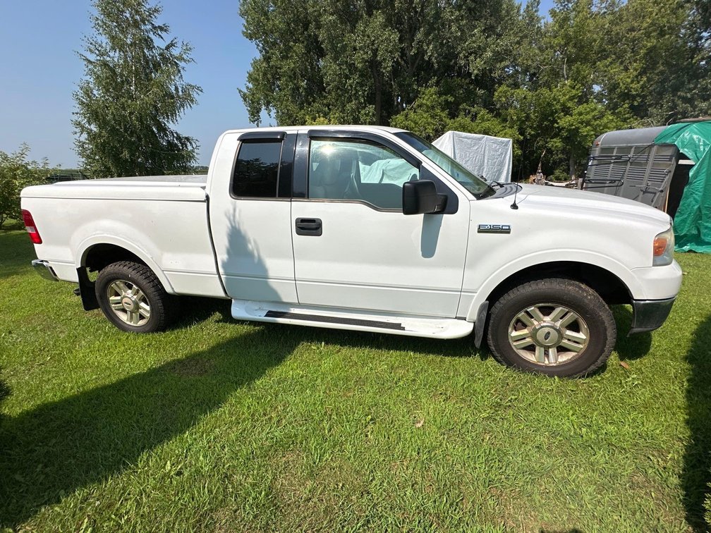 (I-438) (TITLE) 2004 FORD F150 LARIAT EXTENDED CAB (4) DOOR - 221375 MILES - FIBERGLASS TONNEAU BOX 