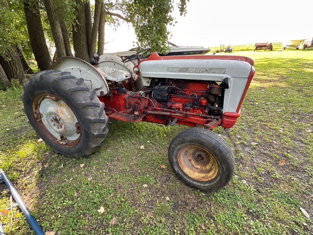 (I-373) FORD 801 SELECT-O-SPEED TRACTOR.  WORKING WHEN PARKED.