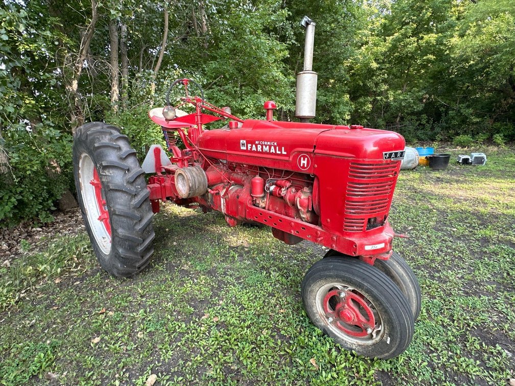(I-350) MCCORMICK FARMALL H TRACTOR. SER. #FBH375031X1, RUNS BUT NEEDS BATTERY AND GAS TANK CLEAN-OUT