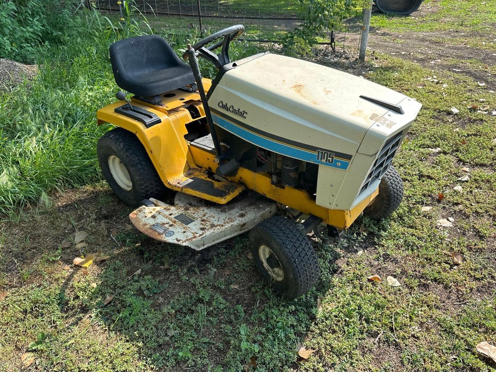 (I-387) CUB CADET 1105 HYDRO-STATIC RIDING MOWER, 36" DECK. RUNS & CUTS GRASS, READY TO GO.
