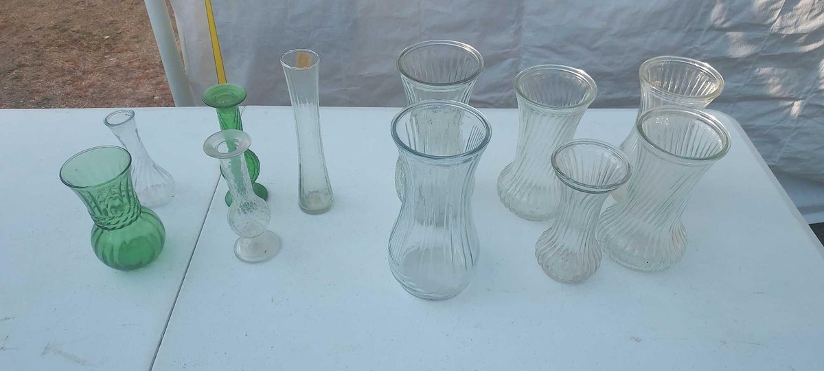 (I-23) LARGE BOX OF LARGE, MEDIUM AND SMALL HOOSIER FLOWER VASES, 3 BUD VASES, 1 SMALL HOOSIER BUD VASE AND 1 GREEN GLASS VASE