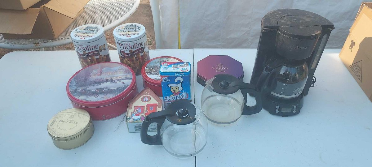 (I-30) MR. COFFEE  (WORKS) WITH EXTRA CARAFES AND COLLECTIBLE TINS