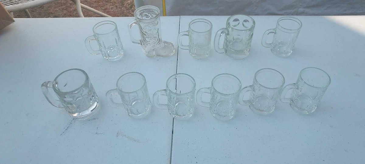 (I-33) 8 SMALL ROOT BEER MUGS, 2 MEDIUM ROOT BEER MUGS AND 1 COWBOY BOOT MUG