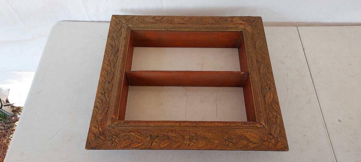 (I-40) SMALL ANTIQUE WOOD SHADOW BOX