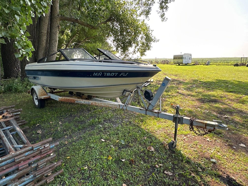 (I-375) (BOAT TITLE WILL BE DELAYED REGISTRATION IS CURRENT)  17' SUNBIRD FIBERGLASS OPEN BOW BOAT W