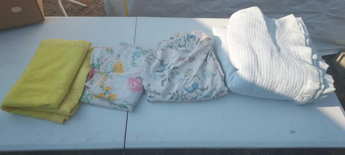(I-43) FULL SIZE BEDDING AND YELLOW CRIB BLANKET
