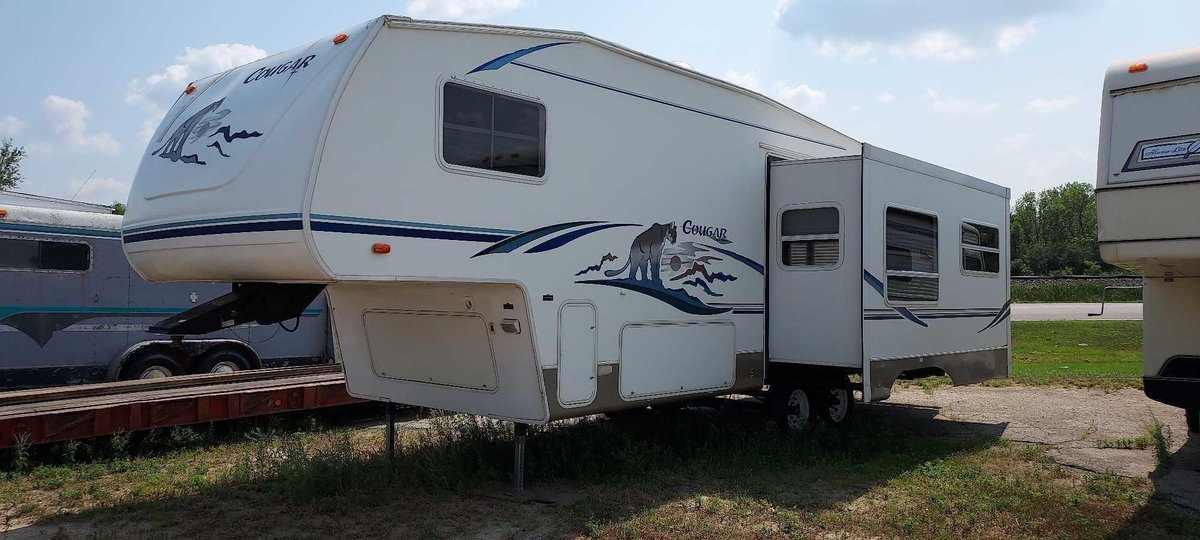 (I-389) (LOCATED IN BENSON ) (TITLE) 2004 KEYSTONE COUGAR 285 5TH WHEEL CAMPER WITH SLIDE OUT. OPTIO