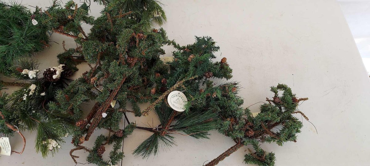 (I-51) BOX OF CHRISTMAS DECOR