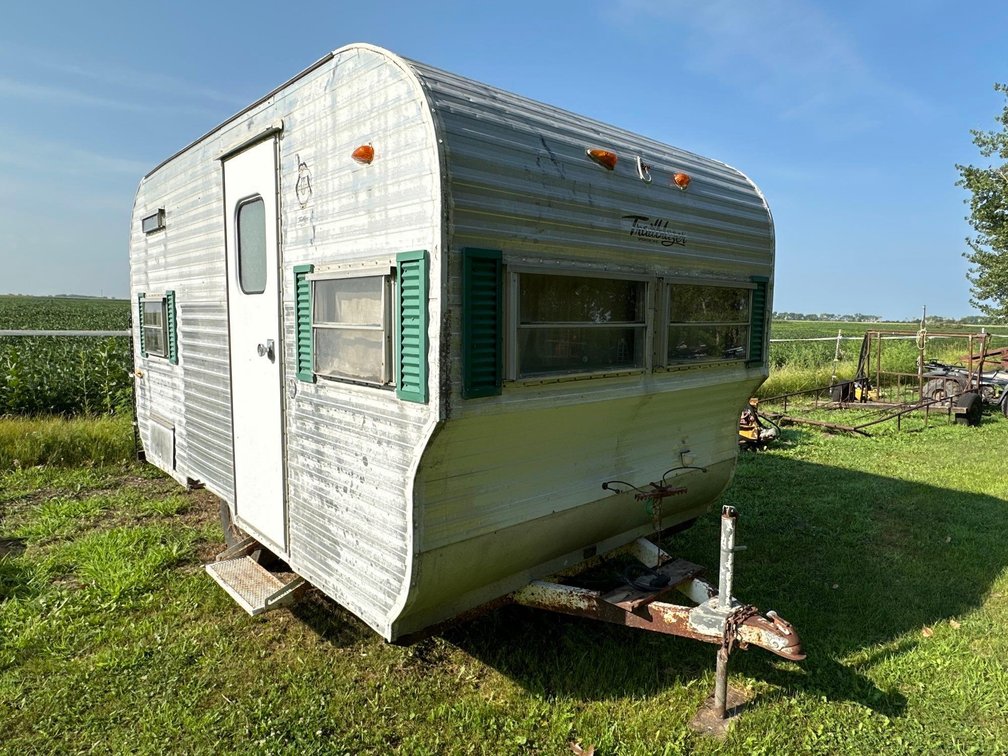 (I-312) (TITLE) 1965 TRAIL BLAZER PULL BEHIND CAMPER. THIS IS A GREAT RESTORATION PROJECT. 2" BALL. 