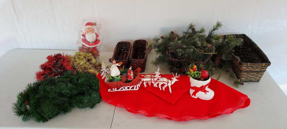 (I-53) BOX OF  CHRISTMAS DECOR