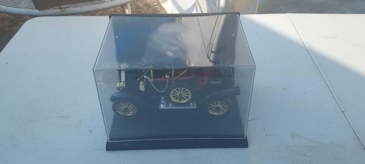 (I-71) 1/16TH SCALE ANIMATED MODEL T IN CASE.  DRIVES AND LIGHTS WORK.