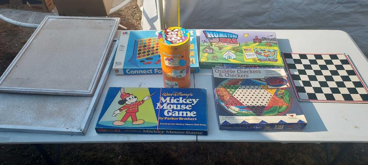 (I-77) BOX OF FAMILY/CHILDREN'S GAMES AND BULLETIN BOARDS