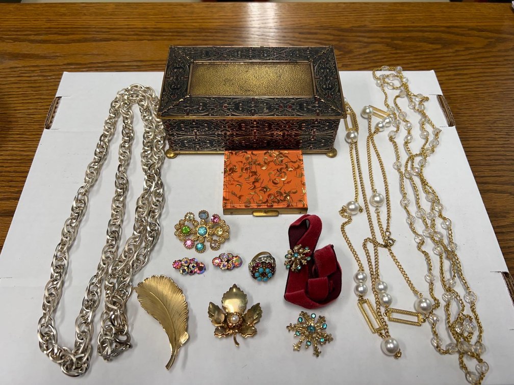 (I-890 Z) (LOCATED IN BENSON) VINTAGE NECKLACES, PINS, RING AND MORE. TO VERIFY COME TO OUR OFFICE I