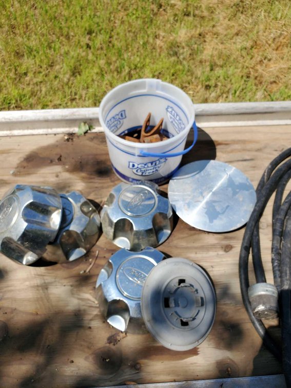 (I-5A) (4) FORD LUG CAPS AND ASSORTMENT OF HARDWARE 