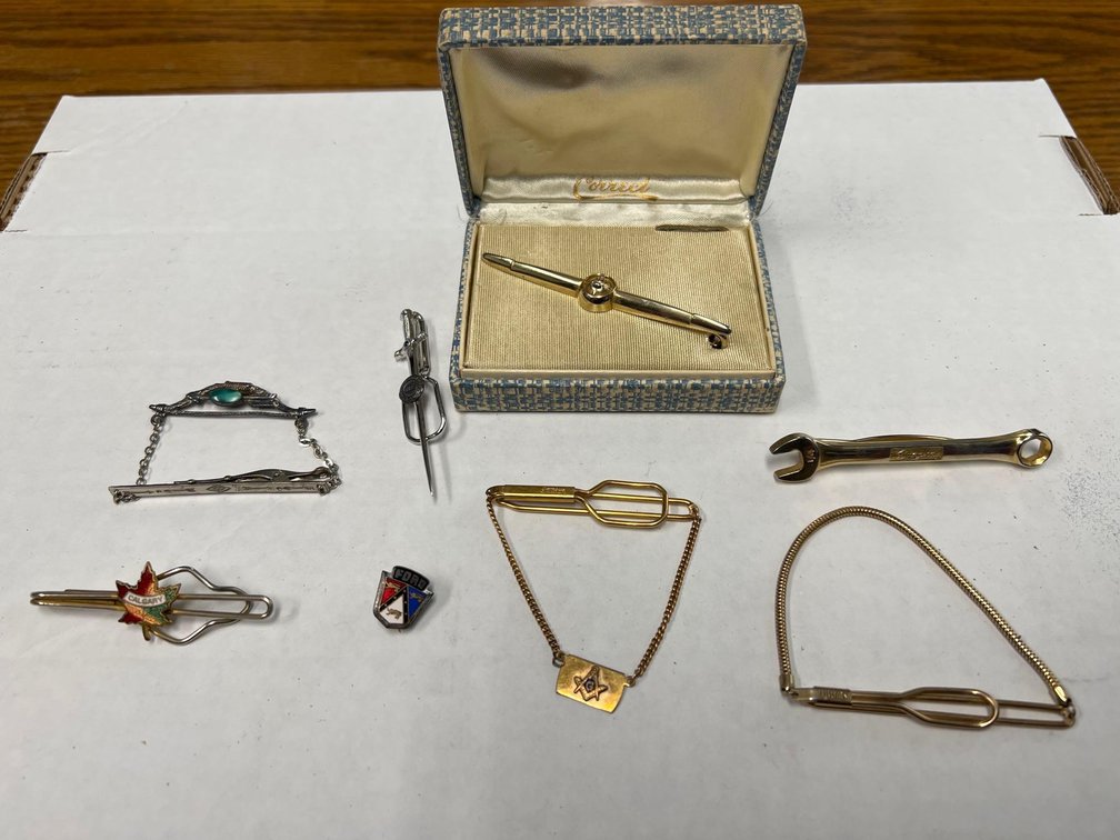 (I-889 Z) (LOCATED IN BENSON) VINTAGE TIE CLIPS - FORD, CALGARY, SNAP-ON, AND ONE SAYS 12K GOLD FILL