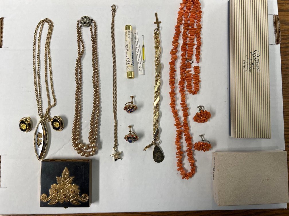 (I-882 Z) (LOCATED IN BENSON) VINTAGE JEWELRY - EARINGS, NECKLACES, POWDER BOX, GOLD AND PEARL LOOKI