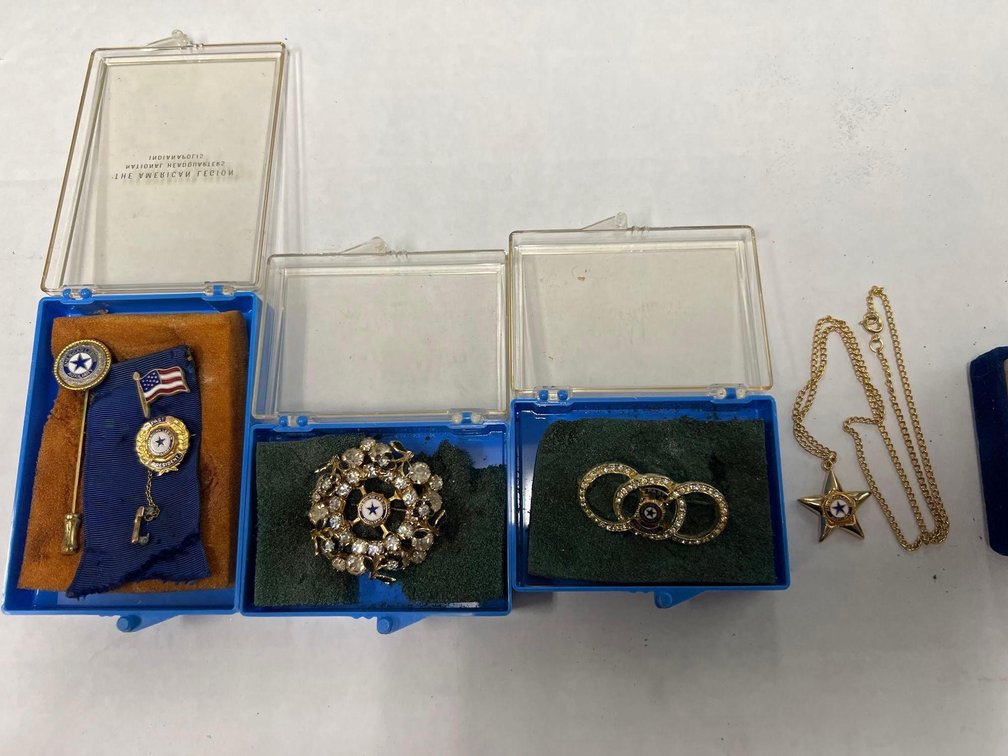 (I-886 Z) (LOCATED IN BENSON) AMERICAN LEGION AUXILIARY PINS, NECKLACE AND MORE. TO VERIFY COME TO O
