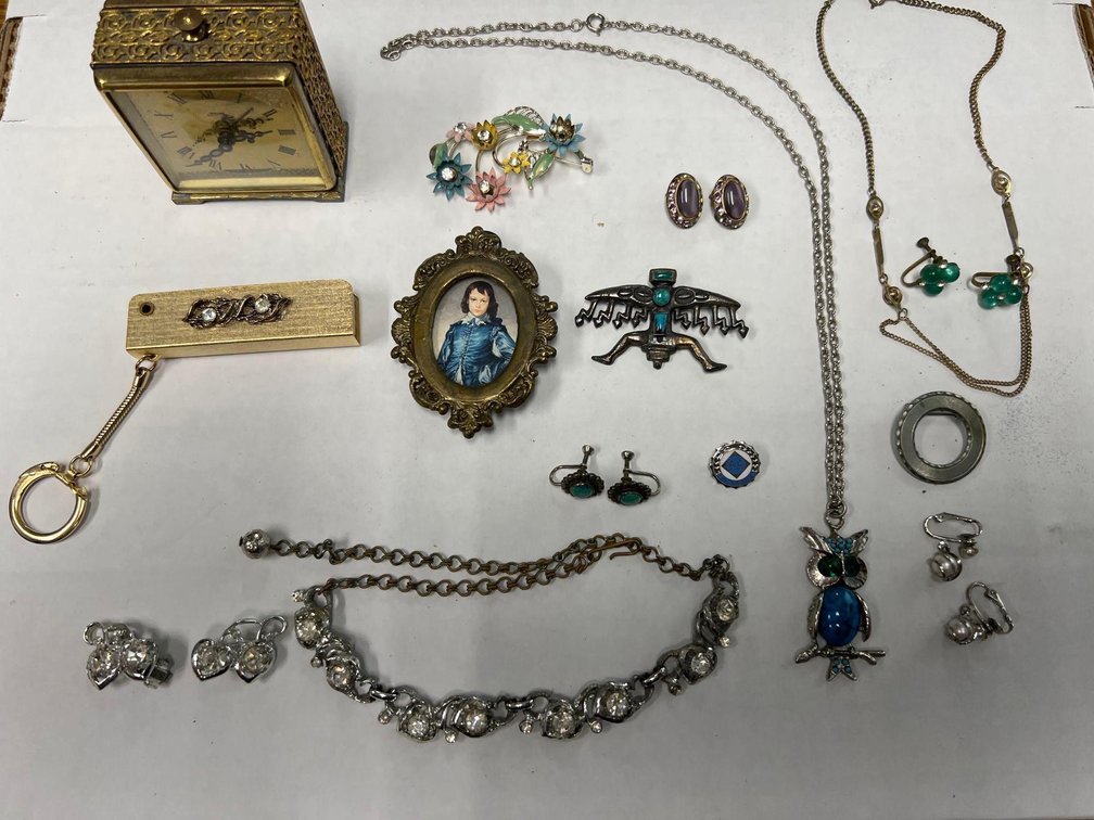 (I-887 Z) (LOCATED IN BENSON) VINTAGE JEWELRY, NECKLACES, EARRINGS, PINS, PICTURE FRAME, CLOCK AND M