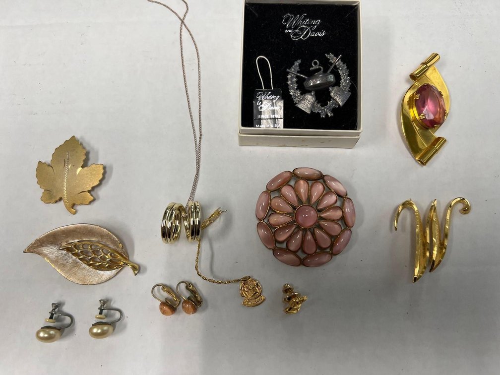 (I-888 Z) (LOCATED IN BENSON) VINTAGE JEWELRY, NECKLACES, EARRINGS, PINS, STERLING. TO VERIFY COME T