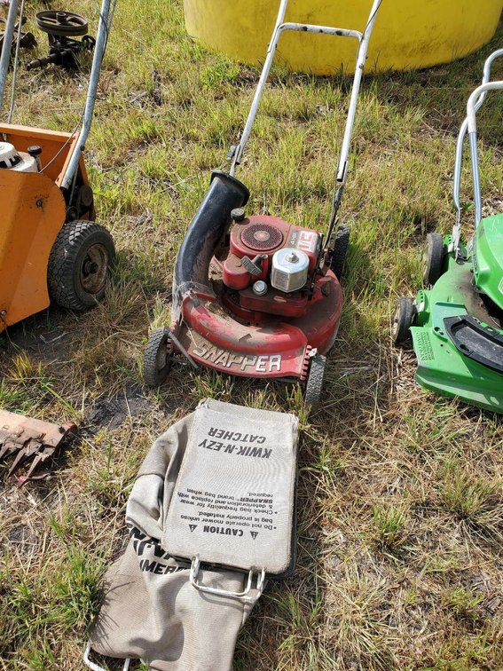 (I-46A) SNAPPER PUSH LAWN MOWER W/BAGGER