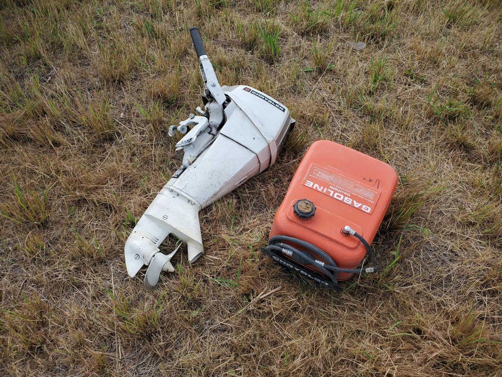 (I-67A) CHRYSTLER 8 HP BOAT MOTOR W/FUEL TANK